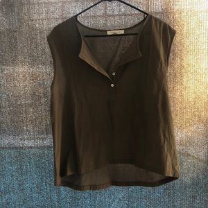 Sleeveless blouse with buttons in olive/army green